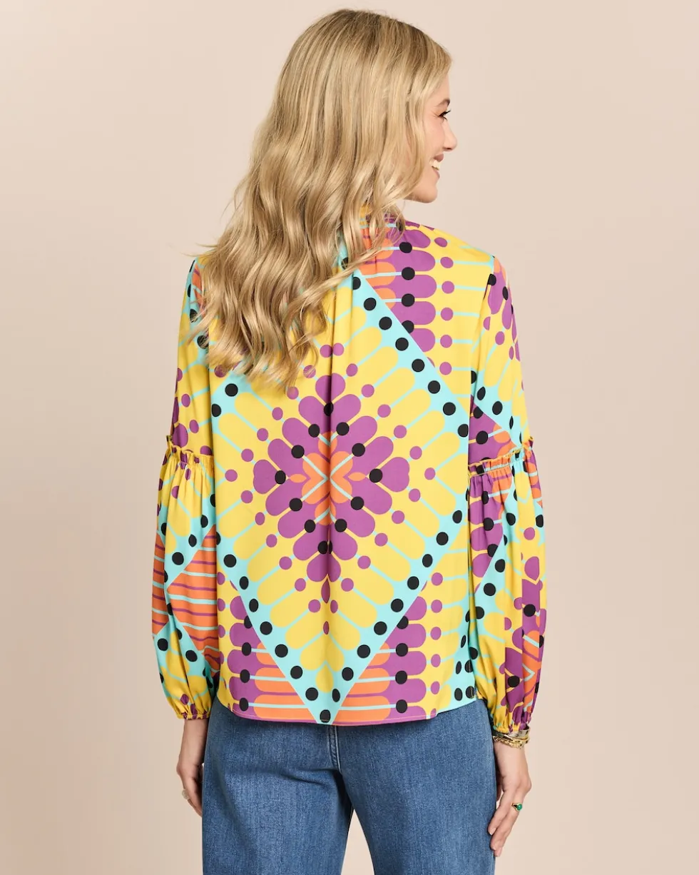 Bluse mit gesmoktem Kragen und Ärmelsaum