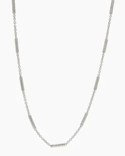 Collier mit strukturierten Zwischenelementen