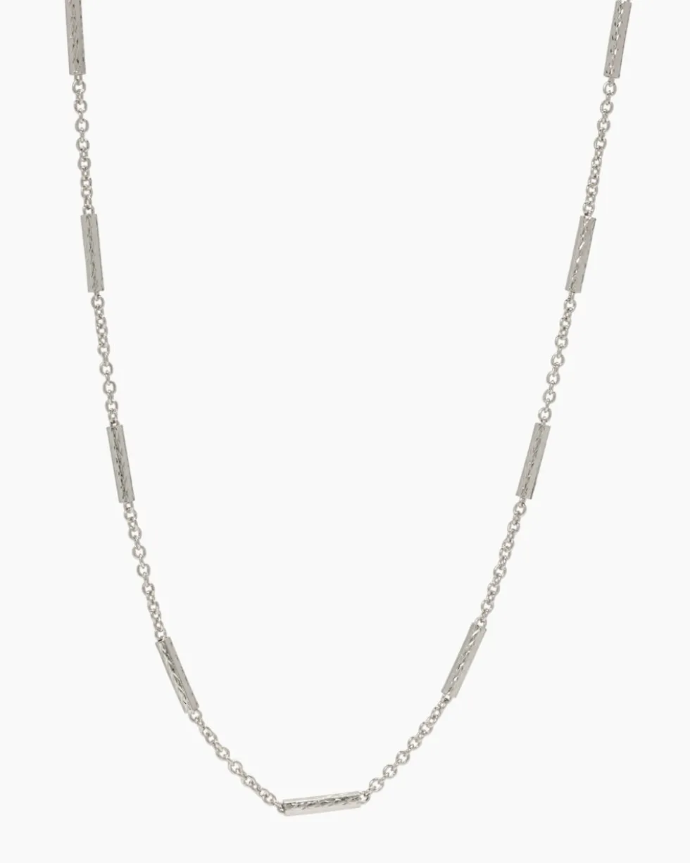 Collier mit strukturierten Zwischenelementen