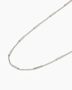 Collier mit strukturierten Zwischenelementen