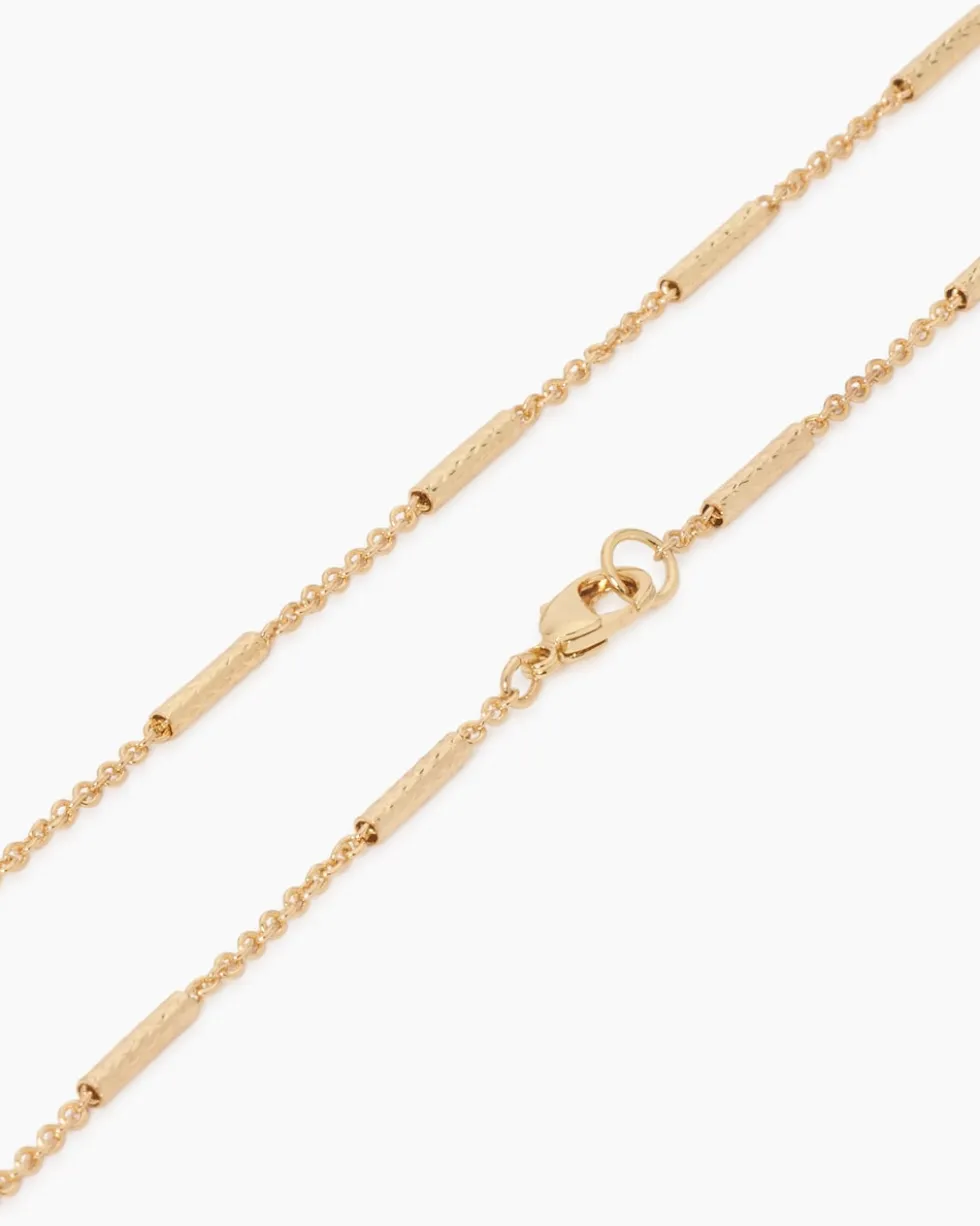 Collier mit strukturierten Zwischenelementen