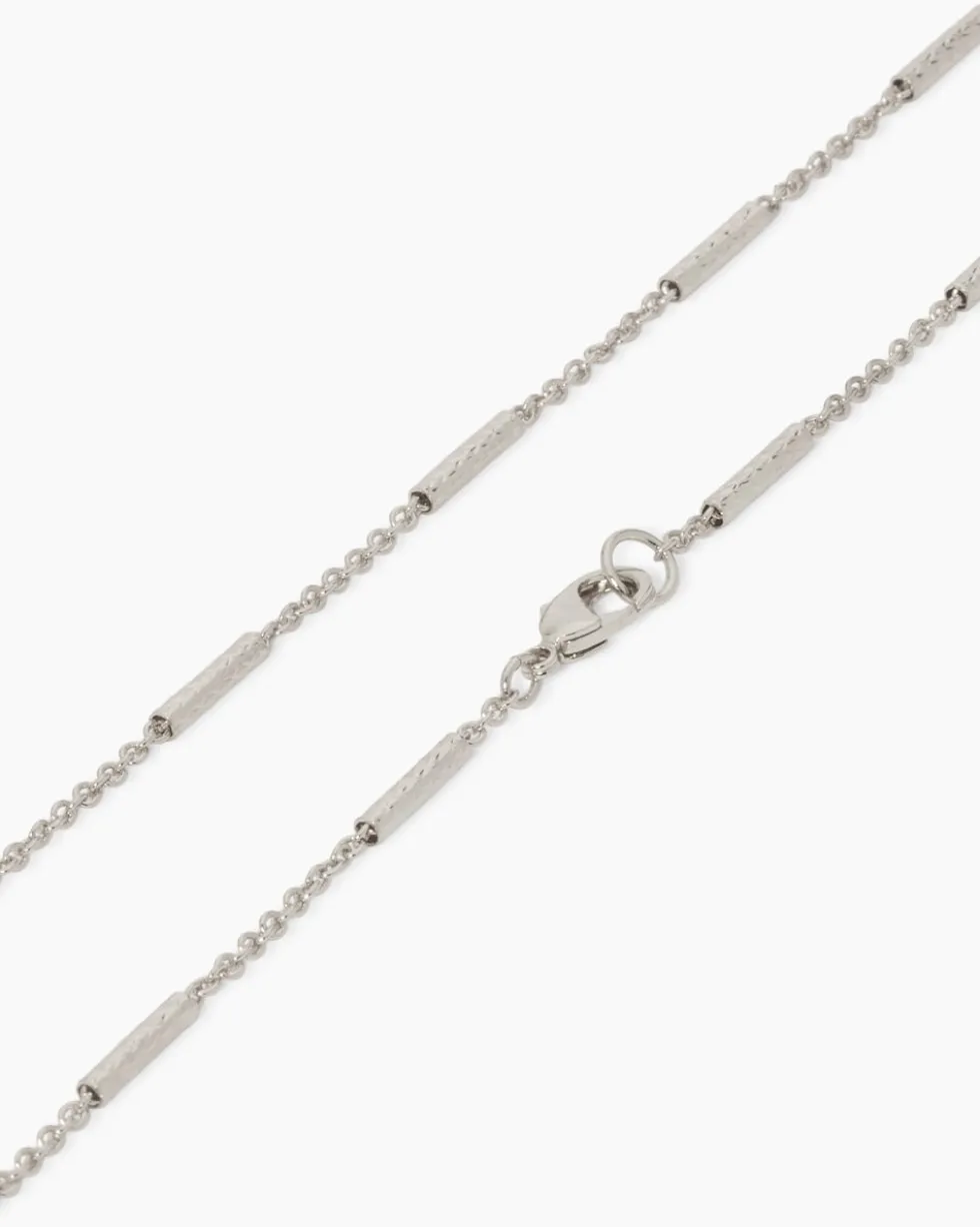 Collier mit strukturierten Zwischenelementen