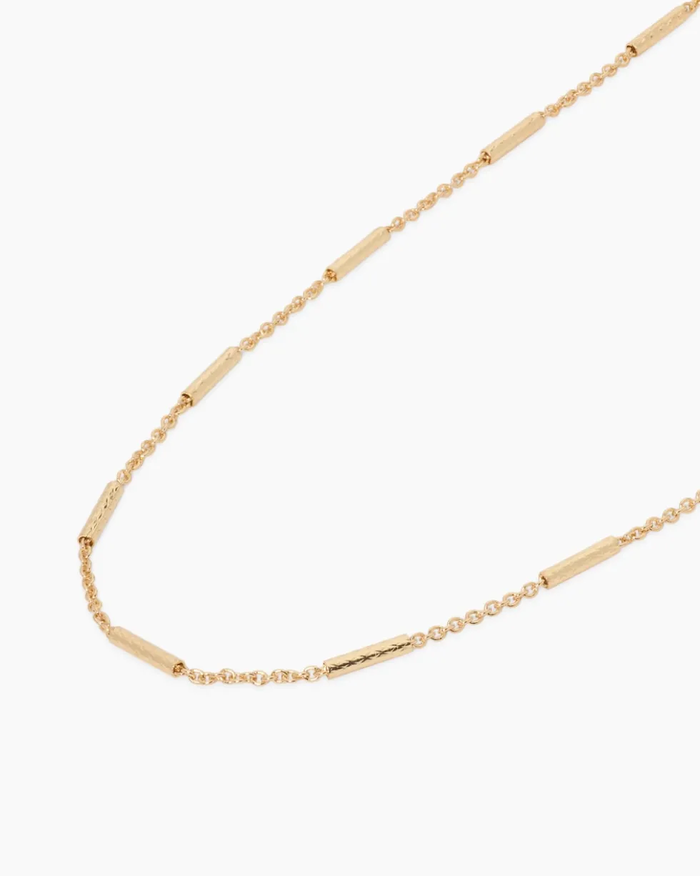 Collier mit strukturierten Zwischenelementen