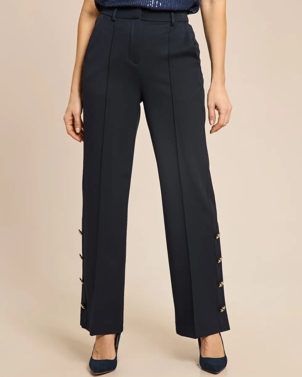 Hose mit Knopfdetails