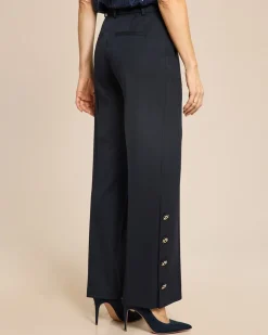 Hose mit Knopfdetails