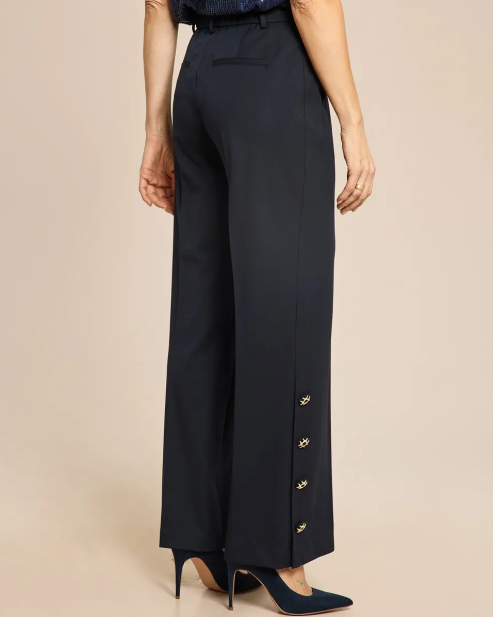 Hose mit Knopfdetails
