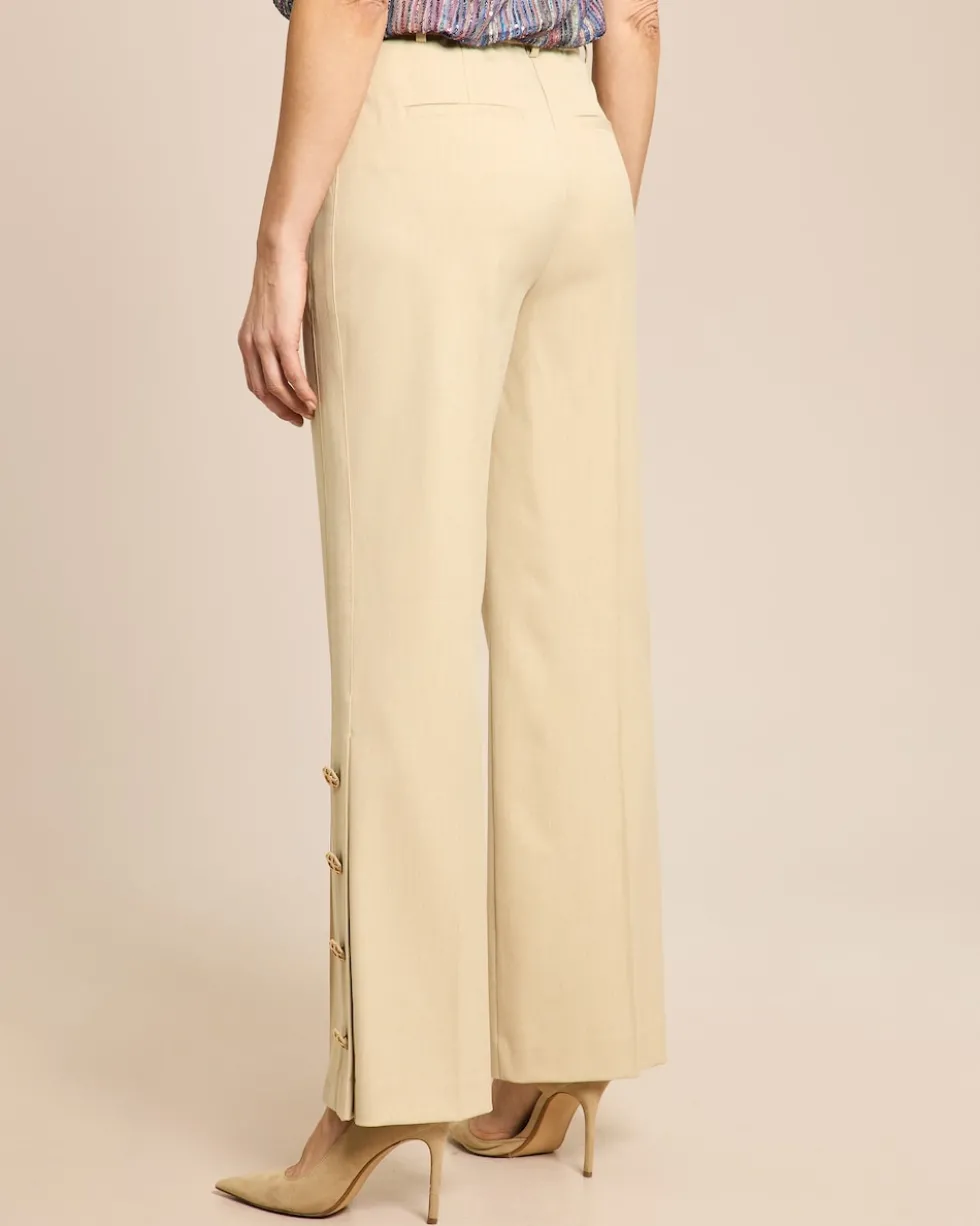 Hose mit Knopfdetails