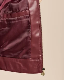 Lederimitatjacke mit Oesenverzierung