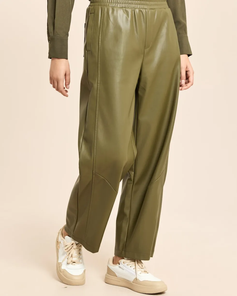 Relaxed Fit Hose aus veganem Leder