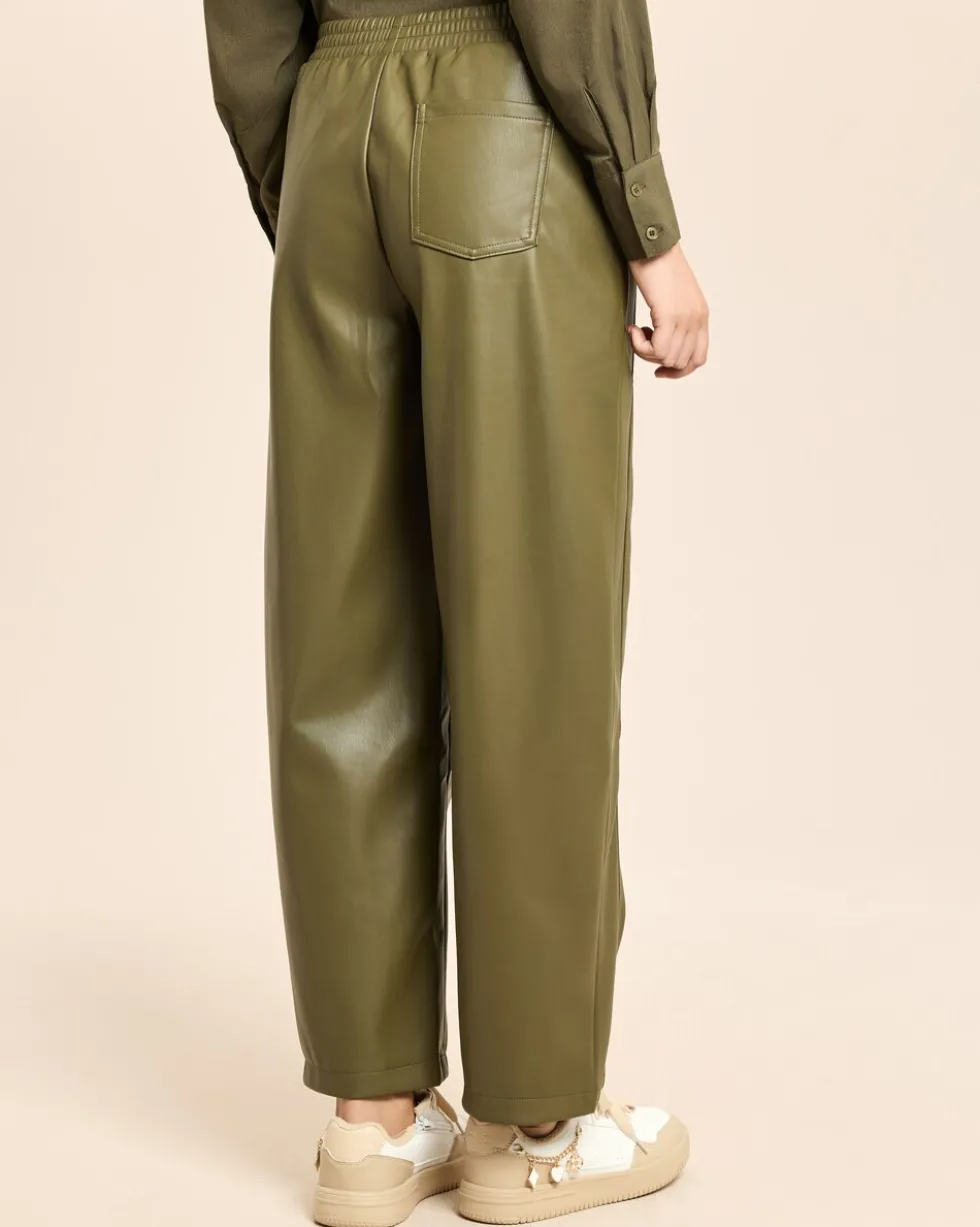 Relaxed Fit Hose aus veganem Leder
