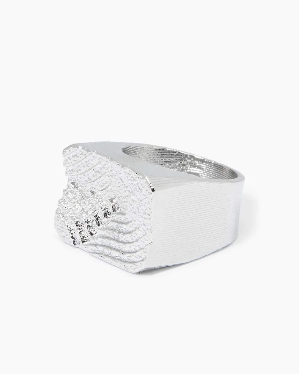 Ring mit strukturierter Oberfläche