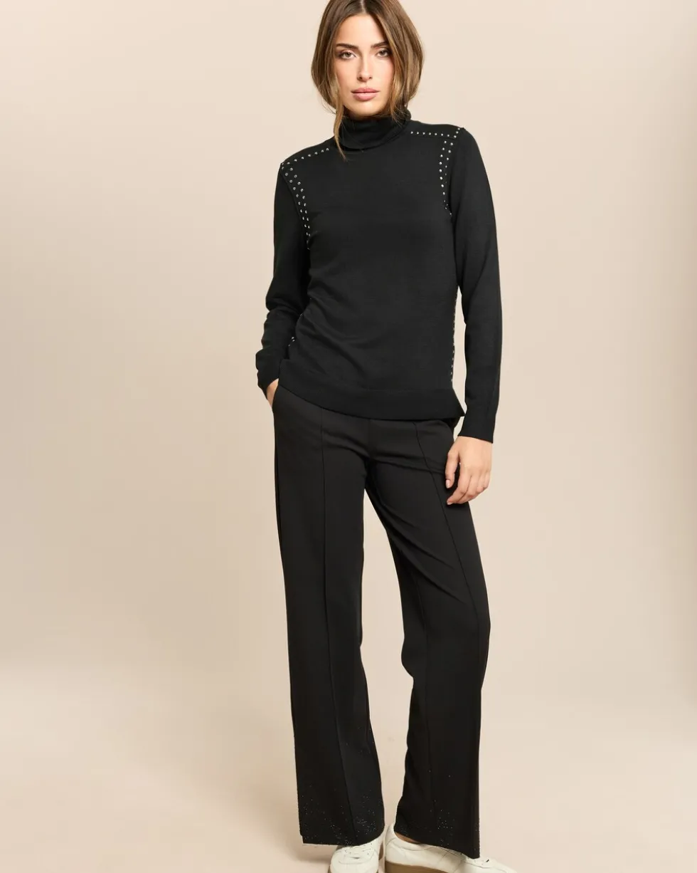 Rollkragenpullover mit Nietenbesatz