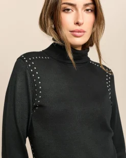 Rollkragenpullover mit Nietenbesatz