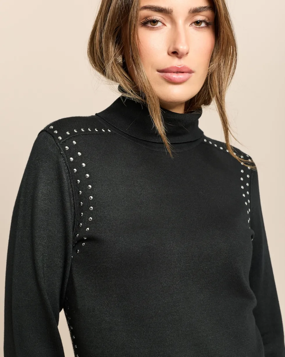 Rollkragenpullover mit Nietenbesatz