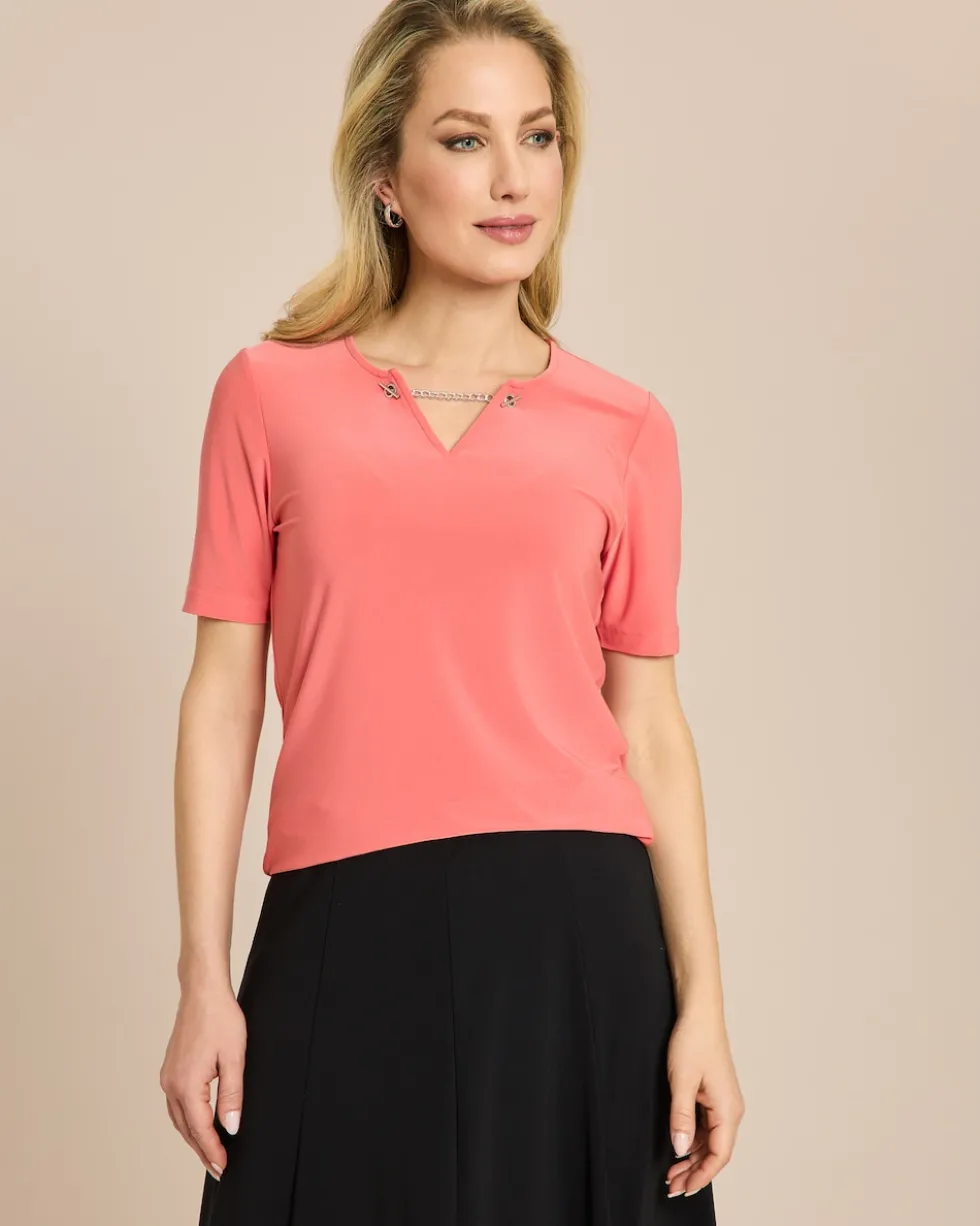 Shirt mit Kettendeko am Ausschnitt