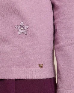 Strickpullover mit Blütenstickerei